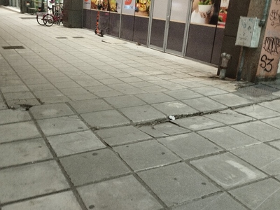 Τρύπες σε πεζοδρόμιο 	Εθ. Αντιστάσεως