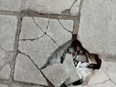 Τρύπες σε πεζοδρόμιο 	Εθ. Αντιστάσεως