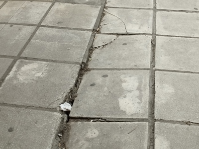 Τρύπες σε πεζοδρόμιο 	Εθ. Αντιστάσεως