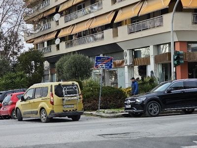 Στραβή ταμπελα έτοιμη να πεσει  	Θεμιστοκλή Σοφούλη