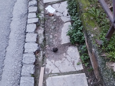 Πολυ μεγαλη λακουβα στο πεζοδρόμιο 	Kίου