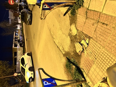 Σπασμένο πεζοδρόμιο, αδυναμία χρήσης ράμπας Θεμιστοκλή Σοφούλη