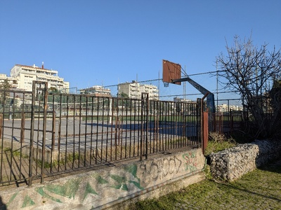 σκουριασμένα κάγκελα και μπασκέτες  	Κολοτούρου