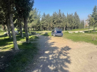 Παράνομη στάθμευση οχημάτων στον χώρο αναψυχής και άθλησης στην περιοχή Κοδρα
