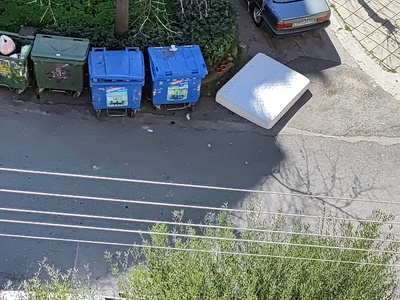 στρώμα στα σκουπίδια  	Ιωνιας