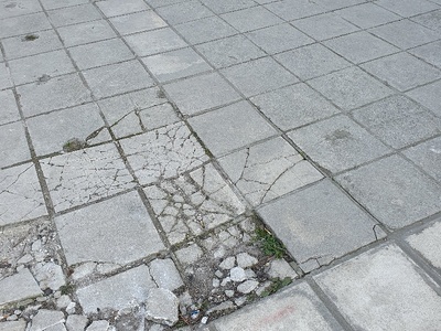 Σπασμένο πεζοδρόμιο Λεωφόρος Βασιλίσσης Όλγας