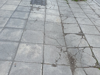 Σπασμένο πεζοδρόμιο 	Ιφιγένειας