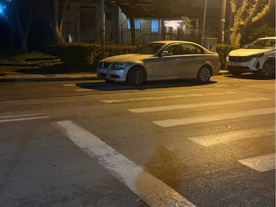 παρκιγκ πανω σε διαβαση πεζων στην οδο ερυθρου σταυρου