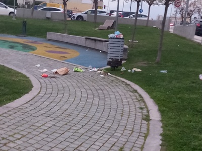 πάρκο Μακεδονίας ξεχειλισμένοι κάδοι   	Κωνσταντινου Καραμανλή