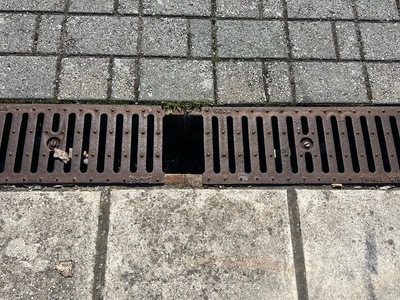 Αποκατάσταση 2 σπασμένων σχαρών αποχέτευσης   	Γιώργου Γεννηματά