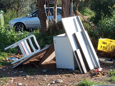 Παρατημένα ογκώδη από 21/3   στο οικόπεδο Βελουχιωτη με Κωνσταντικακη