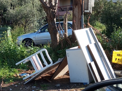 Παρατημένα ογκώδη από 21/3   στο οικόπεδο Βελουχιωτη με Κωνσταντικακη
