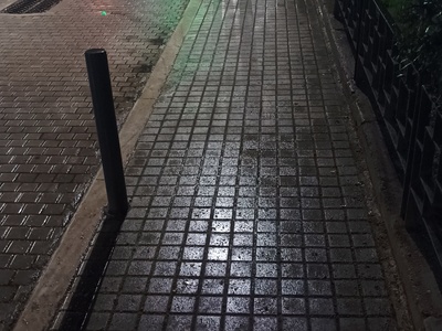 Σπασμένα πασαλακια στο πεζοδρόμιο  	Μητροπολίτου Χρυσάνθου