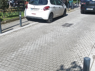 Σπασμένα πασαλακια στο πεζοδρόμιο  	Μητροπολίτου Χρυσάνθου