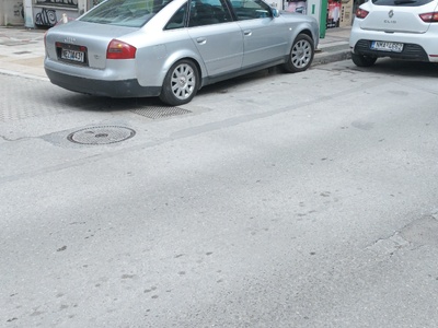 Αμάξι σε πεζοδρόμιο χωρίς πασαλακια σε κεντρικό δρόμο της Καλαμαριά  	Πασαλιδη