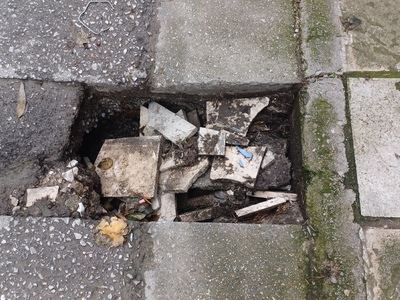 Τρύπα στο οδόστρωμα 	Φλέμινγκ