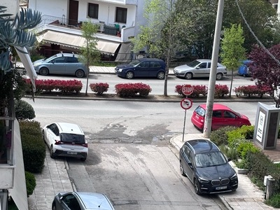 Παρανομη σταθμευση επανω σε πεζοδρομια  	Επίκουρου