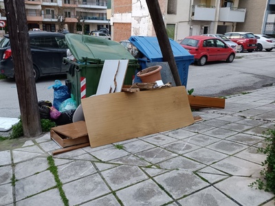 Σκουπίδια εκτός κάδου και ξύλα από διαλυμένες ντουλάπες  Διογένους με μαιωτιδος