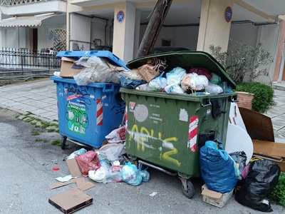 Σκουπίδια εκτός κάδου και ξύλα από διαλυμένες ντουλάπες  Διογένους με μαιωτιδος