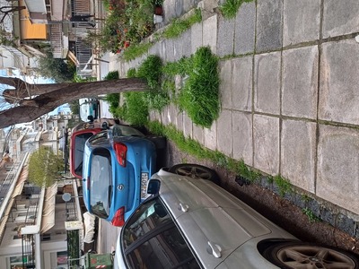 Επικίνδυνο πεζοδρόμιο. Μυστακίδου