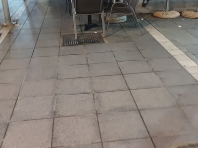 Παράνομα τραπέζια  	Πεζόδρομος