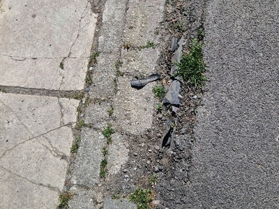 Σπασμένη άσφαλτος σε σημείο με σωλήνα  Πουλαντζάκη με Κρώμνης