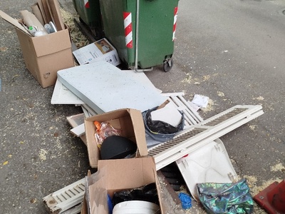 αντικείμενα στο πεζοδρόμιο 	Καζάζη