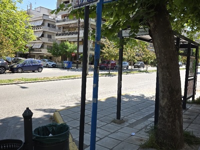 ασχημες ταμπέλες σε στάση στη Σοφούλη, στάση Γαβριηλίδη.