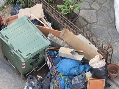 Εγκατάλειψη μπάζων απο ανακαίνιση 	Κοτυώρων