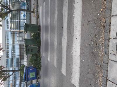 Κάδοι και αντικείμενα πάνω σε διάβαση