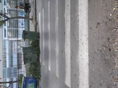 Κάδοι και αντικείμενα πάνω σε διάβαση