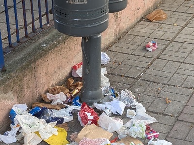 Σκουπίδια εκτος καδου πανω σε αυλιο χώρο   Κούσκουρα