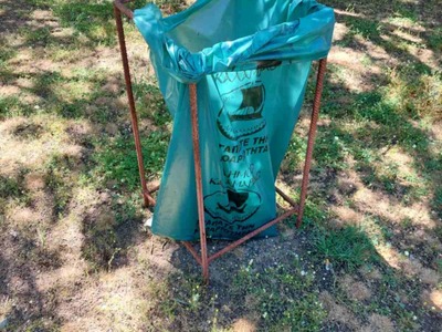 Σκουριασμένα σίδερα σε κάδους απορριμάτων στο μη διαμορφωμένο μερος του πάρκου Ούλοφ Πάλμε