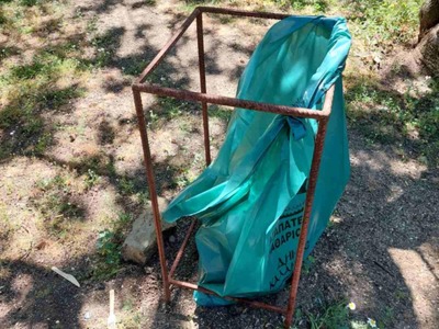 Σκουριασμένα σίδερα σε κάδους απορριμάτων στο μη διαμορφωμένο μερος του πάρκου Ούλοφ Πάλμε