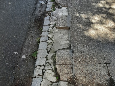 πεζοδρόμιο σε κακή κατάσταση  	Τραπεζούντος