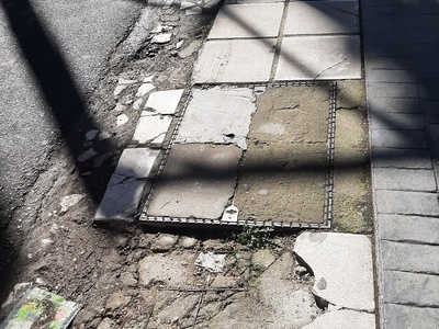 πεζοδρόμιο σε κακή κατάσταση  	Τραπεζούντος
