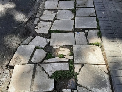 πεζοδρόμιο σε κακή κατάσταση  	Τραπεζούντος