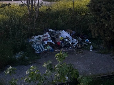 μπάζα και διάφορα σκουπίδια πεταμενα 	Εθνικής Αντιστάσεως