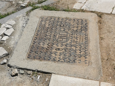 Κατεστραμμένο πεζοδρόμιο επί της οδού Ι. Αναγνωστοπούλου 5 και Δημοκρίτου στη Καλαμαριά.