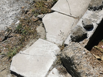 Κατεστραμμένο πεζοδρόμιο επί της οδού Ι. Αναγνωστοπούλου 5 και Δημοκρίτου στη Καλαμαριά.