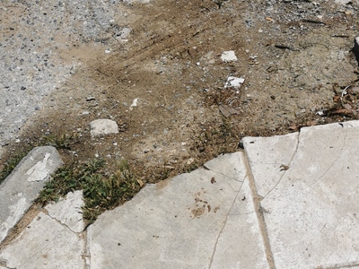 Κατεστραμμένο πεζοδρόμιο επί της οδού Ι. Αναγνωστοπούλου 5 και Δημοκρίτου στη Καλαμαριά.