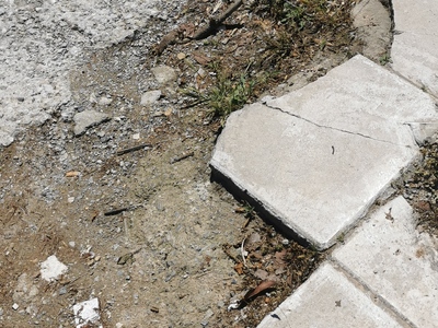 Κατεστραμμένο πεζοδρόμιο επί της οδού Ι. Αναγνωστοπούλου 5 και Δημοκρίτου στη Καλαμαριά.