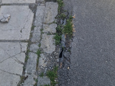 Σπασμένος σωλήνας στο δρομο 	Πουλαντζακη