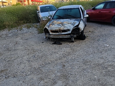 Ένα καμμένο αμάξι κ ένα παρατημένο  Εφέσου με Μιαούλη