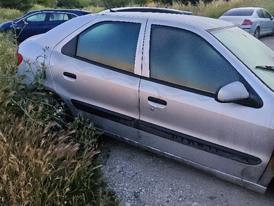 Ένα καμμένο αμάξι κ ένα παρατημένο  Εφέσου με Μιαούλη