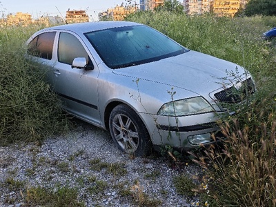 Ένα καμμένο αμάξι κ ένα παρατημένο  Εφέσου με Μιαούλη