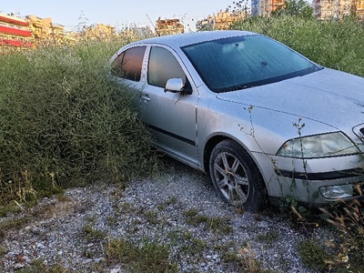 Ένα καμμένο αμάξι κ ένα παρατημένο  Εφέσου με Μιαούλη