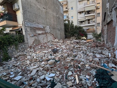 Σκουπιδια και μπαζα σε κτηριο - βρωμαει σε καθε βροχη   	Πόντου