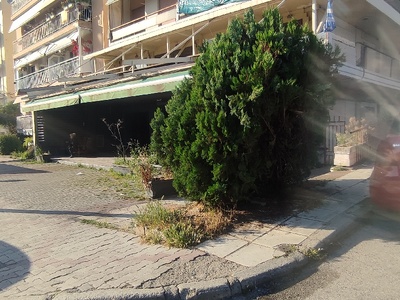 Δεν υπάρχει ράμπα αναπήρων στις δύο πλευρές του δρόμου Νικολάου Πλαστήρα και Μυστακίδου