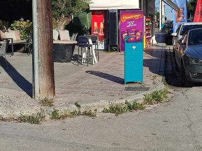 Δεν υπάρχει ράμπα αναπήρων στις δύο πλευρές του δρόμου Νικολάου Πλαστήρα και Μυστακίδου